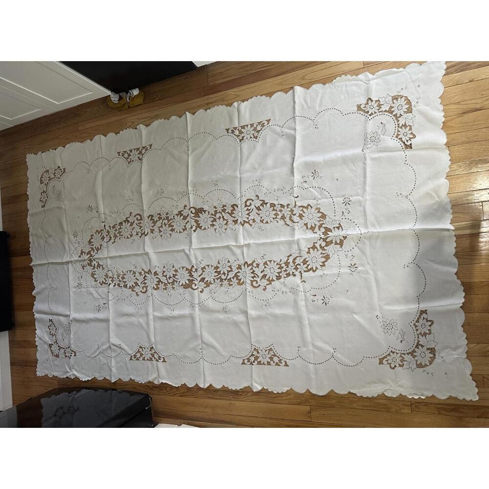 VTG Madeira Style Linen Tablecloth 66x110 Cutwork Floral 4 Napkins Richelieu - Picture 1 of 11